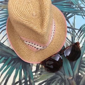 Roxy hat/ blenders sunglasses